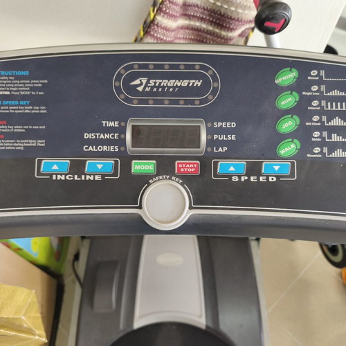 Strength Treadmill like new with 3 HP motor and 4 automatic programs
