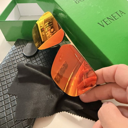 Bottega Veneta BV1065S sunglasses like new, multicolor lenses