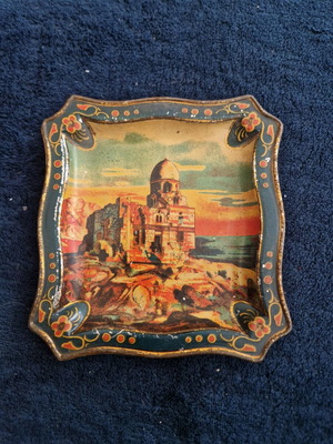 Vintage decorative metal ashtray with lithography design