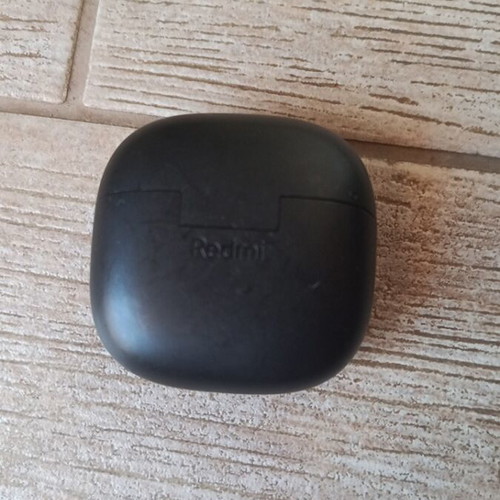 Redmi Buds 6 Lite earbuds used with scratches