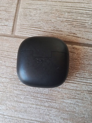 Redmi Buds 6 Lite earbuds used with scratches