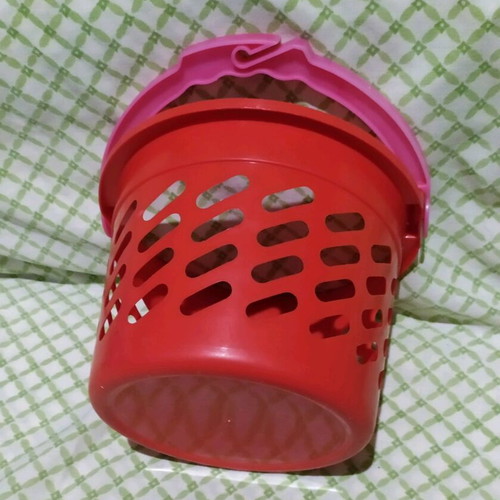 Plastic basket for clothespins like new