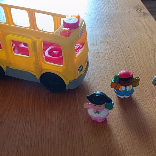 Fisher Price Little People School Bus like new with music and 4 figures gift