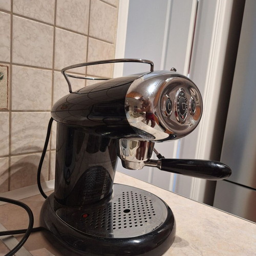 Illy X7 Espresso coffee maker like new with capsules