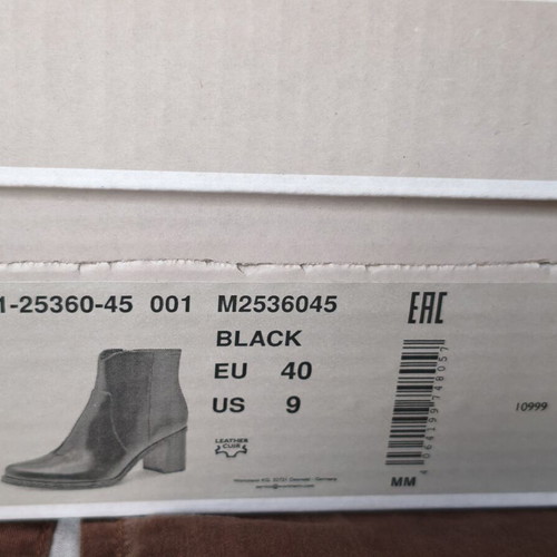 Tamaris black leather ankle boots size 40 with box