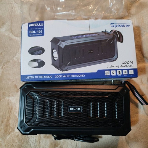 Wireless speaker with solar panel and flashlight new