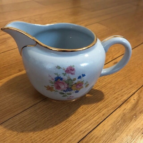 Villeroy & Boch small sauce boat used, porcelain with gold details