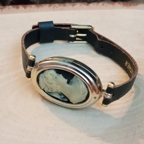 Bracelet / cameo vintage watch