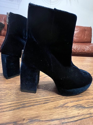 Zara blue velvet ankle boots like new, high heels