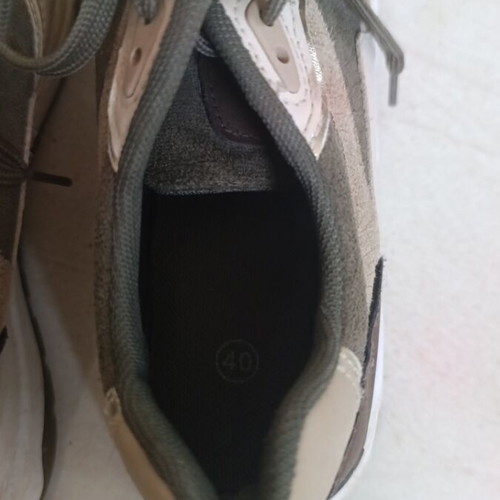 Women's athletic shoes size 40 used with visible flaws