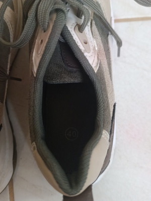 Women's athletic shoes size 40 used with visible flaws