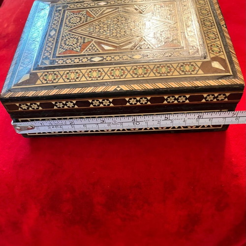 Ξύλινο κουτί vintage 1960s με mother of pearl marquetry από τη Μέση Ανατολή μεταχειρισμένο
