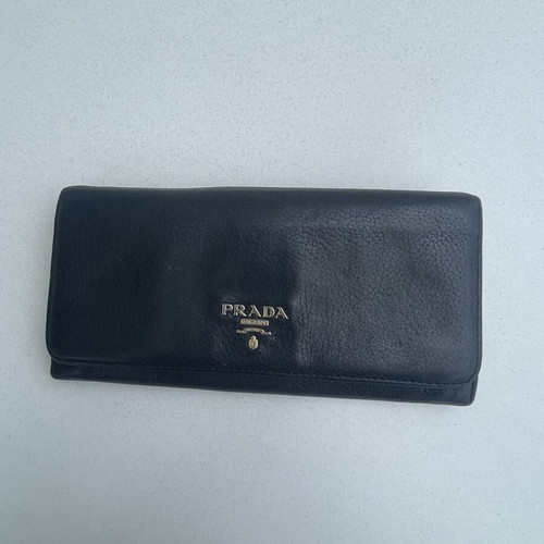 Prada wallet used, authentic, very good condition