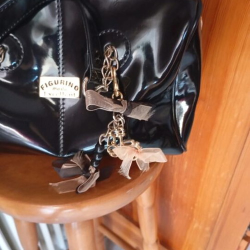 Patent leather handbag in excellent condition with removable decoration