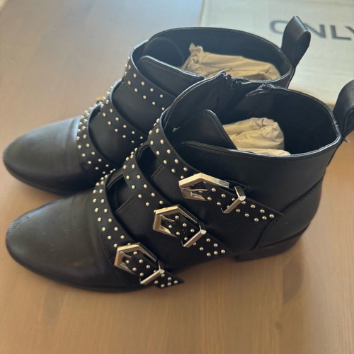Only biker ankle boots like new, black, size 39, with buckles and studs