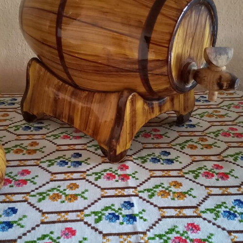 Wooden decorative barrel with 3 wooden cups used