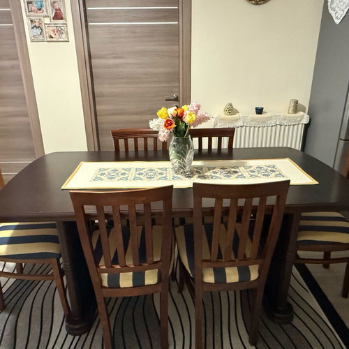 Wooden dining set like new with 6 chairs