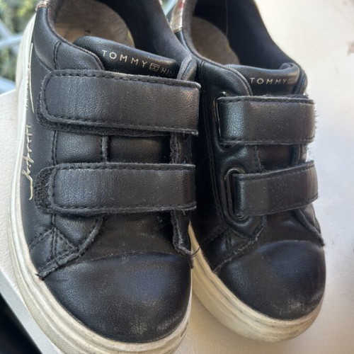 Tommy Hilfiger black leather sneakers used, size 29
