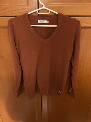 Κανελί μπλούζα Toi&Moi σαν καινούργιο με λαιμοκοψη σε σχήμα V και τρούκς