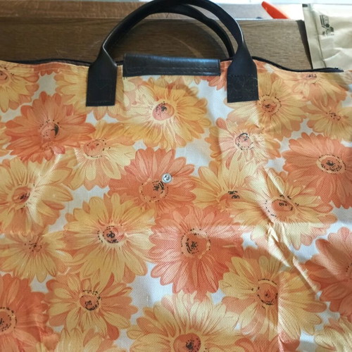 Multicolor handbag new, spacious and practical