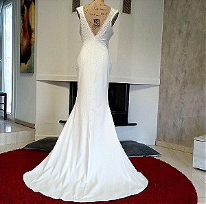 Κομψό απλό καινούριο νυφικό με ουρά. Φθηνό νυφικό φόρεμα. Sale wedding dress. Οικονομικά νυφικά.