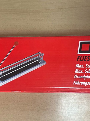 Budget tile cutter like new
