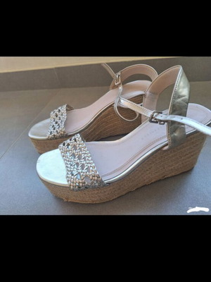 Zara platform sandals like new, beige with gold straps, size 40