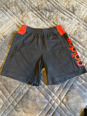 Adidas Shorts μεταχειρισμένο κοντό σορτσάκι μαύρο και κόκκινο με κορδόνι μέγεθος S