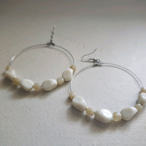 Summer earrings used with white and beige beads