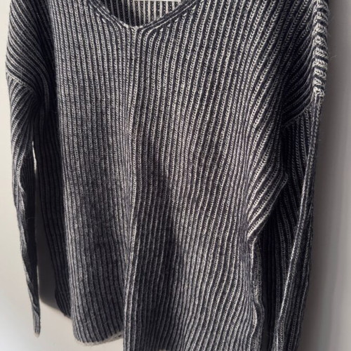 Only ribbed knit sweater with V neck, like new, size M, grey/black melange