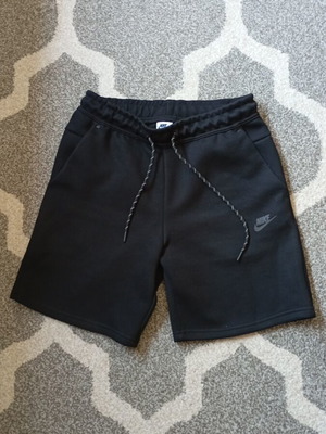 Nike Tech Fleece σορτς σε άριστη κατάσταση, μέγεθος M, μαύρο