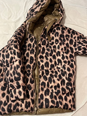 Leopard puffer jacket like new, size M