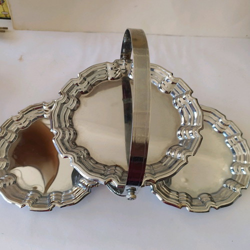 Metal cake platters like new, triple set