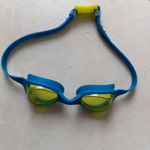 Tecnopro swimming goggles used with worn lenses