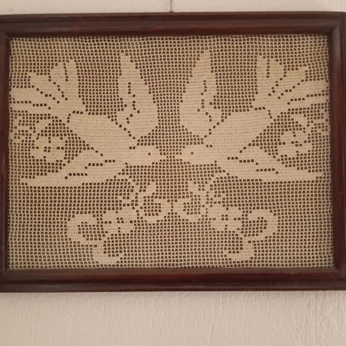 Crocheted framed art set like new, three sizes