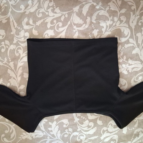 Ths Fashion black t-shirt size M/L like new