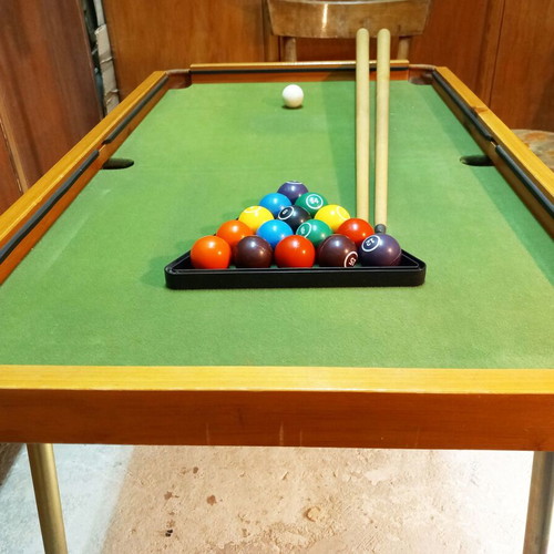 Children's wooden billiard table complete with balls, like new