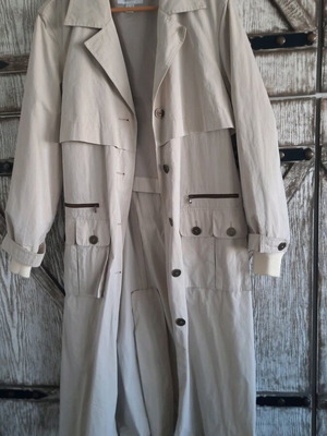 Unisex trench coat beige like new