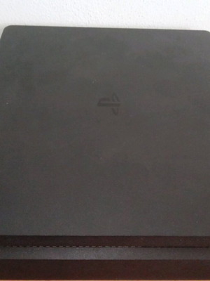PlayStation 4 μεταχειρισμένη με χειριστήριο Sony και παιχνίδι, 1TB