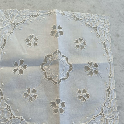 Handmade white cutwork table linen 31×33 cm used, decorative