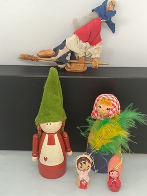 Фигурки от дърво и плат употребявани