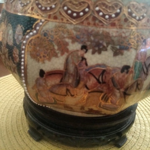 Satsuma container with lid and wooden base like new