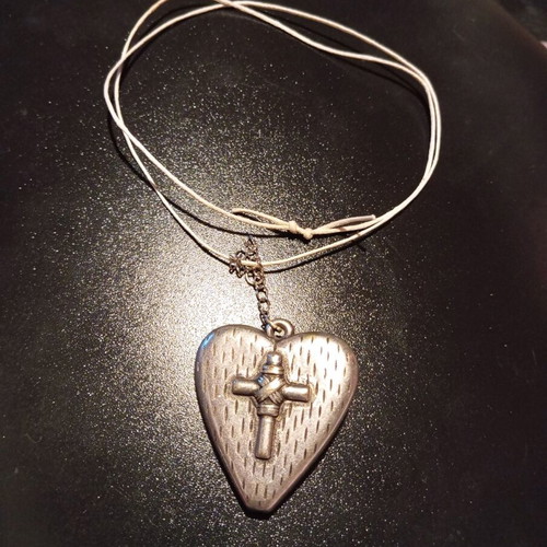 Necklaces in various designs, 7 pieces like new
