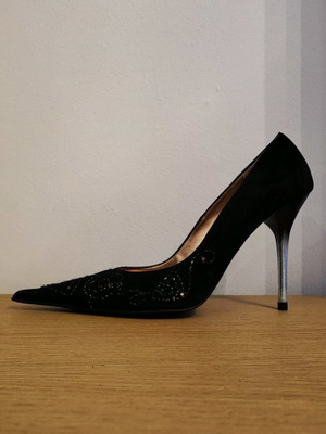 Γόβες σουέτ σαν καινούργιες, νούμερο 39, μαύρες με κέντημα