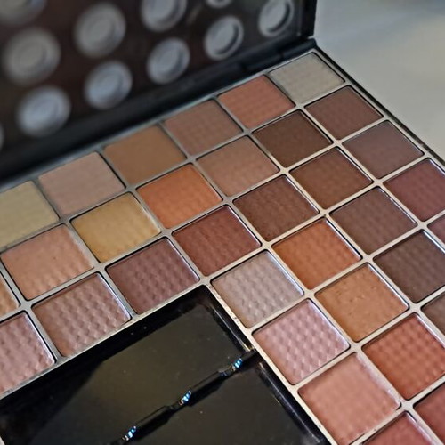 Eyeshadow palette with 98 shades like new