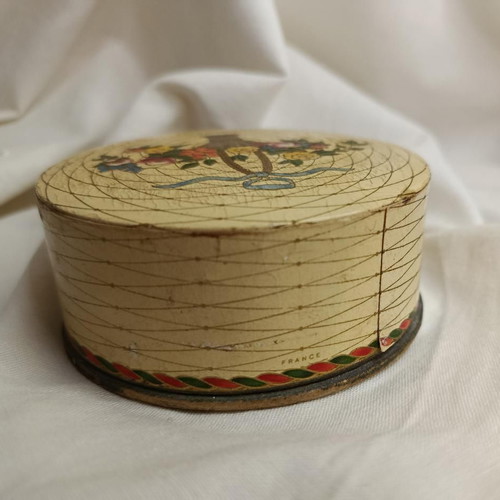 Vintage Chantilly powder box by Houbigant used, 1930s
