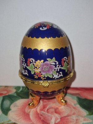 Limoge porcelain decorative egg like new