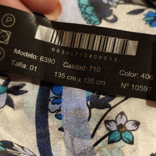 Massimo Dutti floral scarf like new, large 135×135 cm