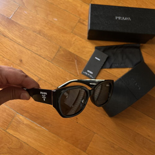 Prada sunglasses like new, black