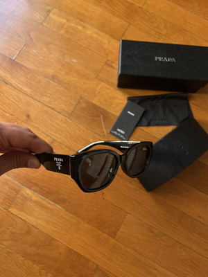 Prada sunglasses like new, black